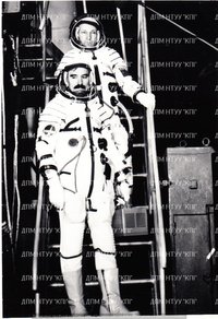 Фото "Космонавти Рукавишніков М. М. та Іванов Г.І., екіпаж "Союз-33" перед польотом на сходах до кабіни корабля", 1979